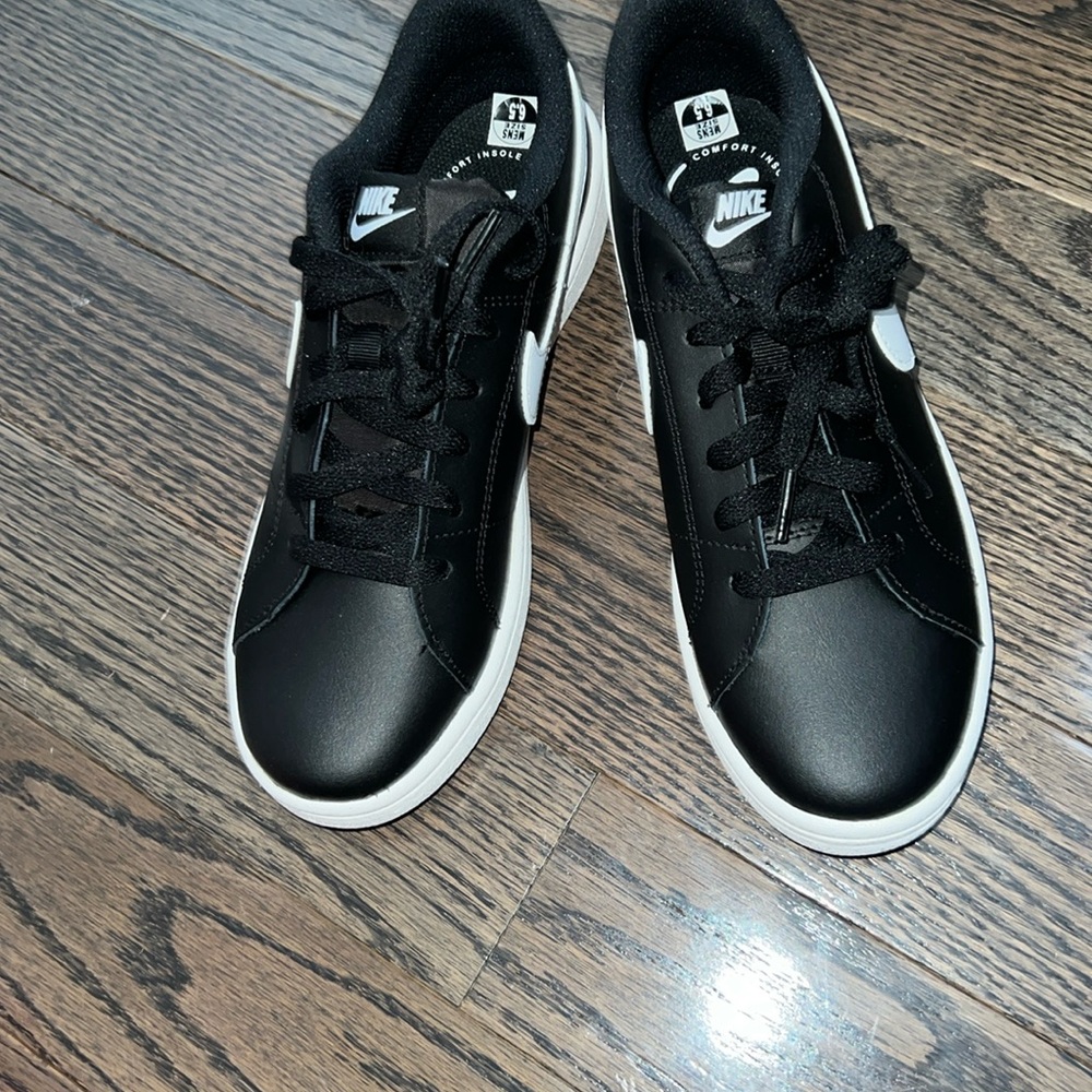 NEW - Nike Court Royale 2 Size men’s 6.5
